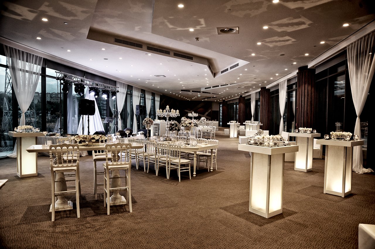Beyaz lounge ve kokteyl masaları